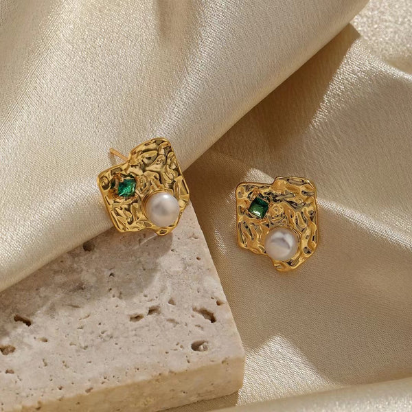 French retro emerald inlaid with gold-plated natural pearl niche design